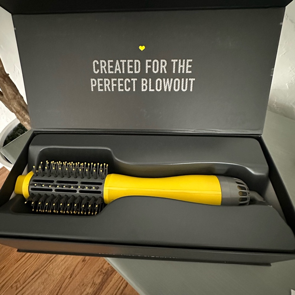 Drybar- Double shot oval blow dryer brush